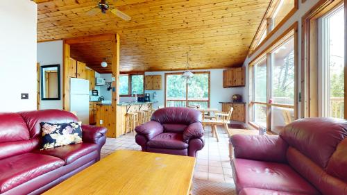 The Lookout - Waterfront Bliss near Tobermory in Miller Lake (ON)