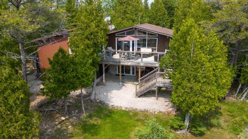 The Lookout - Waterfront Bliss near Tobermory in Miller Lake (ON)