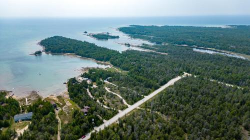 The Lookout - Waterfront Bliss near Tobermory in Miller Lake (ON)