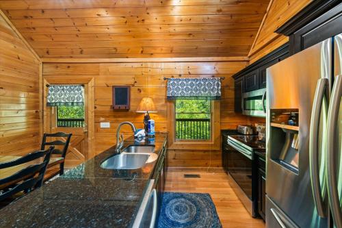 Keatons Cozy Cabin in Pigeon Forge, USA