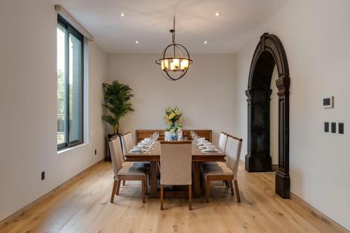 Villa Ventanas, 4BR Home with Jacuzzi & Terrace Dining in San Miguel de Allende, Mexico