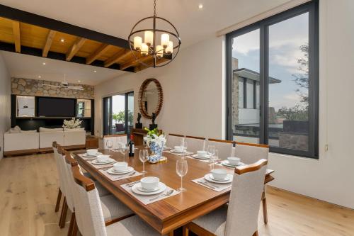 Villa Ventanas, 4BR Home with Jacuzzi & Terrace Dining in San Miguel de Allende, Mexico