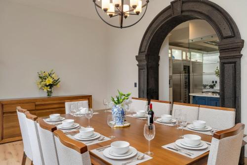Villa Ventanas, 4BR Home with Jacuzzi & Terrace Dining in San Miguel de Allende, Mexico