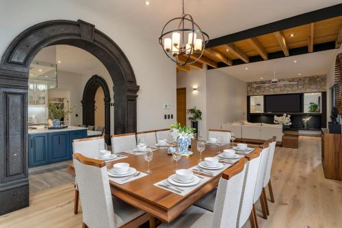 Villa Ventanas, 4BR Home with Jacuzzi & Terrace Dining in San Miguel de Allende, Mexico