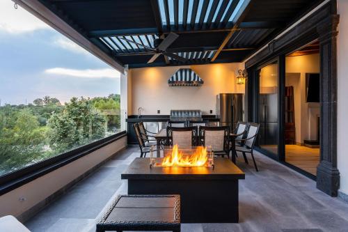 Villa Ventanas, 4BR Home with Jacuzzi & Terrace Dining in San Miguel de Allende, Mexico