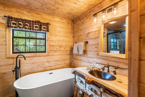 Modern 3BR Just 5 Min to Dollywood Hot Tub