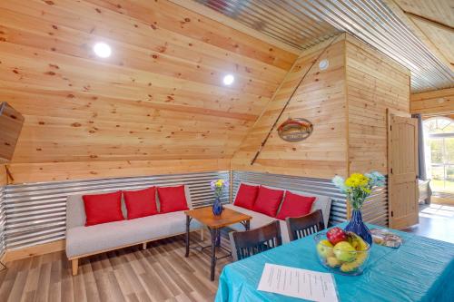 Near Fall Foliage Retreat with Hot Tub in Alabama in Bryant, USA