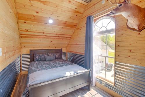 Near Fall Foliage Retreat with Hot Tub in Alabama in Bryant, USA