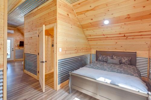 Near Fall Foliage Retreat with Hot Tub in Alabama in Bryant, USA