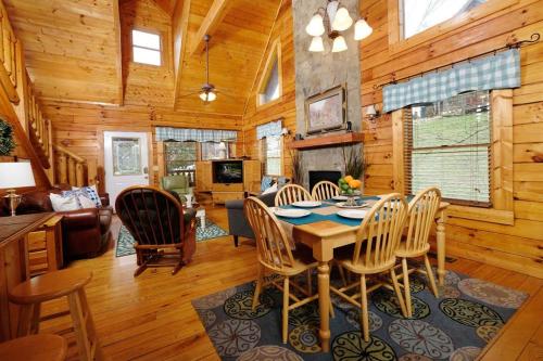 Autumn Ridge Pool Table Hot Tub in Pigeon Forge, USA