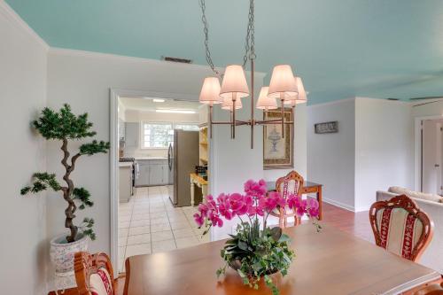 Valdosta Home: Bar, BBQ, Fire Pit + More! in Valdosta