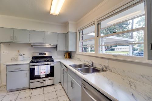 Valdosta Home: Bar, BBQ, Fire Pit + More! in Valdosta