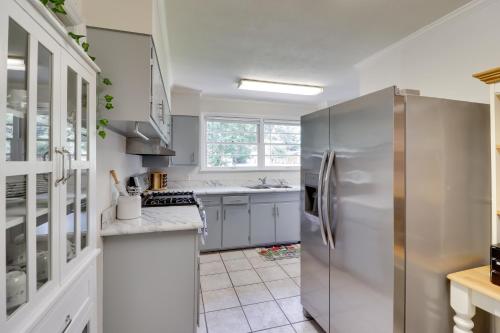 Valdosta Home: Bar, BBQ, Fire Pit + More! in Valdosta