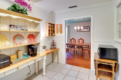 Valdosta Home: Bar, BBQ, Fire Pit + More! in Valdosta
