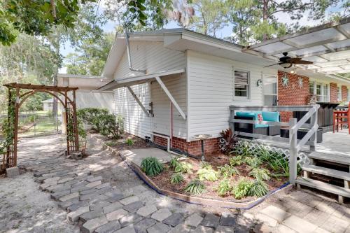 Valdosta Home: Bar, BBQ, Fire Pit + More! in Valdosta