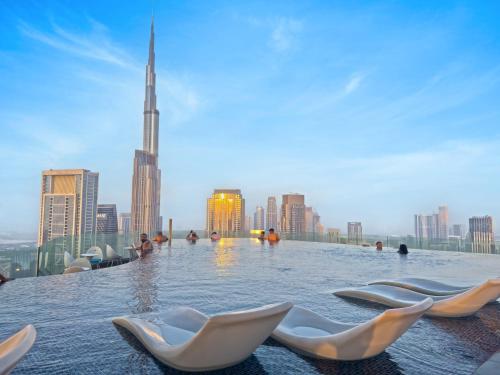 3 King Beds - 7mins to Dubai Mall - High Floor Sun Set and Sea View