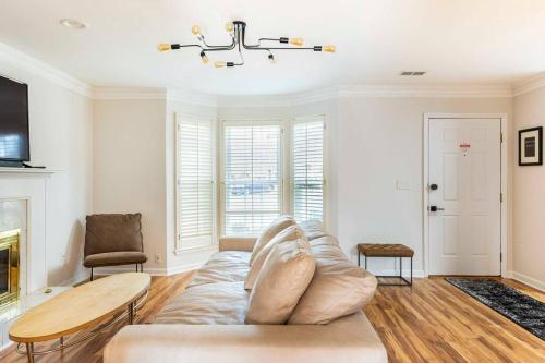 Modern Townhome With Yard 5 Min To The Battery in Σμύρνα(Τζιόρτζια)