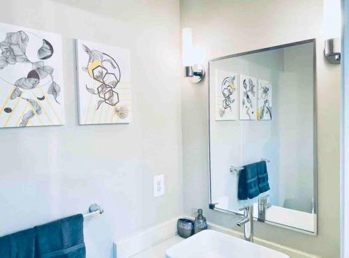 Gorgeous Upscale 4 Level Modern 4BR Home with Parking Gorgeous Upscale 4 Level Modern 4BR Home with Parking