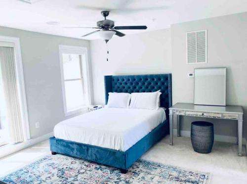 Gorgeous Upscale 4 Level Modern 4BR Home with Parking Gorgeous Upscale 4 Level Modern 4BR Home with Parking