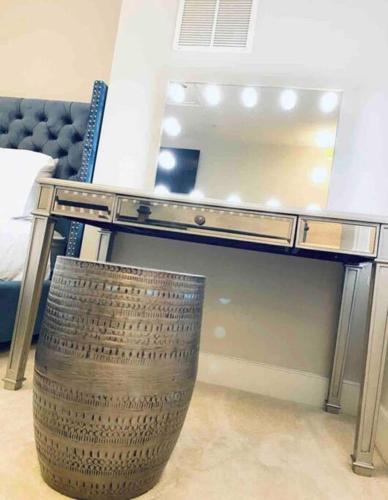 Gorgeous Upscale 4 Level Modern 4BR Home with Parking Gorgeous Upscale 4 Level Modern 4BR Home with Parking