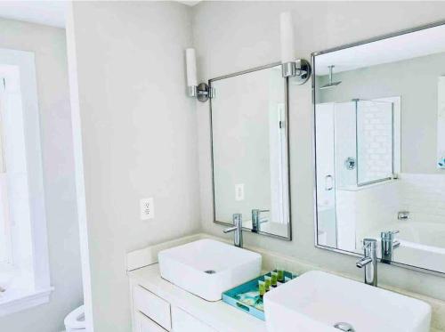 Gorgeous Upscale 4 Level Modern 4BR Home with Parking Gorgeous Upscale 4 Level Modern 4BR Home with Parking