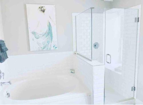 Gorgeous Upscale 4 Level Modern 4BR Home with Parking Gorgeous Upscale 4 Level Modern 4BR Home with Parking