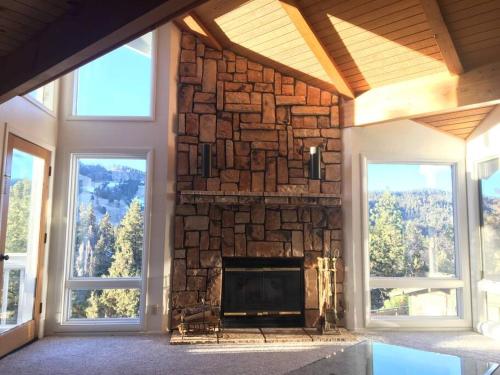 Amazing View Cabin w Spa Slope Views by Ski Base in Big Bear Lake, Vereinigte Staaten von Amerika