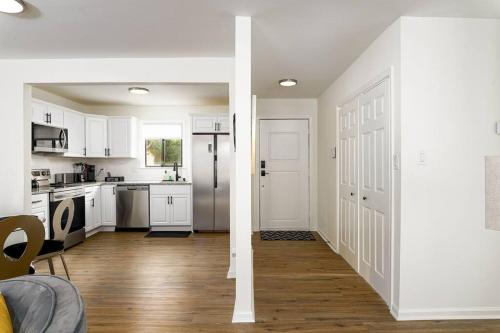 Grey Sapphire Hideaway - 2BR 2BA w Arcade & Pool in Winston-Salem, USA