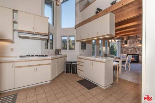 Amazing View Cabin w Spa Slope Views by Ski Base in Big Bear Lake, USA