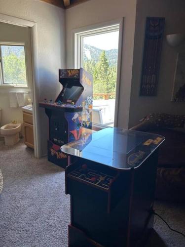 Amazing View Cabin w Spa Slope Views by Ski Base in Big Bear Lake, USA