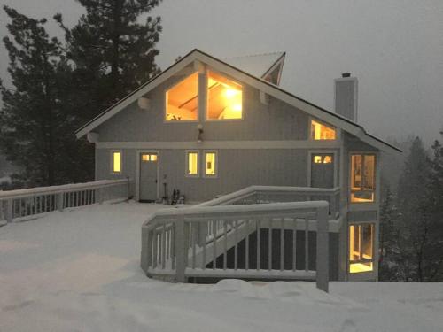 Amazing View Cabin w Spa Slope Views by Ski Base in Big Bear Lake, USA