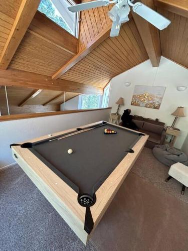 Amazing View Cabin w Spa Slope Views by Ski Base in Big Bear Lake, USA