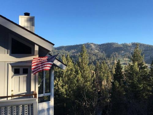 Amazing View Cabin w Spa Slope Views by Ski Base in Big Bear Lake, USA