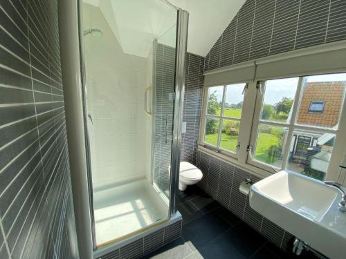 Cozy villa with garden close to the Wadden Sea - image 12