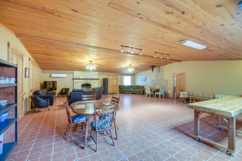 Secluded Texas Hill Country Vacation Rental - Deck in Medina, USA