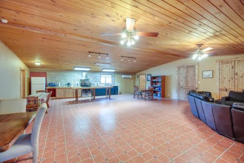 Secluded Texas Hill Country Vacation Rental - Deck in Medina, USA