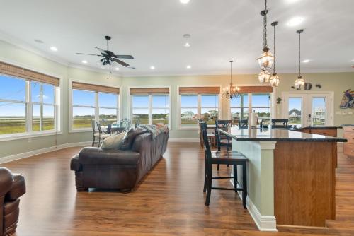 Waterfront Oasis w/ Dock, Sleeps 12 - Bayside Park, MS