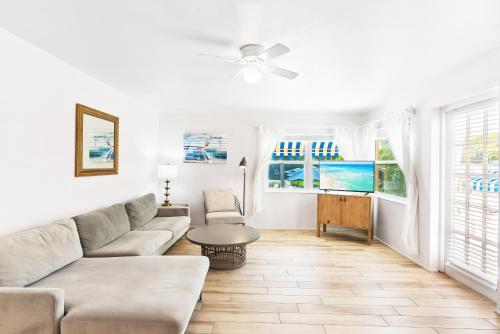 Heron Lagoon, dock, pool, the Mermaid at Siesta Key Bungalows in Siesta Key, USA