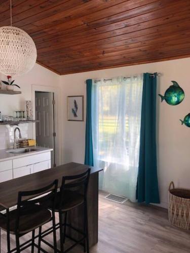 Moana Place Cozy and stylish cottage with pool in Saint Augustine in Elkton, USA