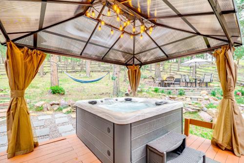 Cozy Home with Hot Tub - 11 Mi to Rainbow Falls in Woodland Park, USA