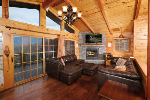 Base Camp Mtn View Pool Table Hot Tub in Gatlinburg, USA