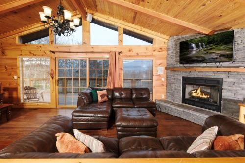 Base Camp Mtn View Pool Table Hot Tub in Gatlinburg, USA