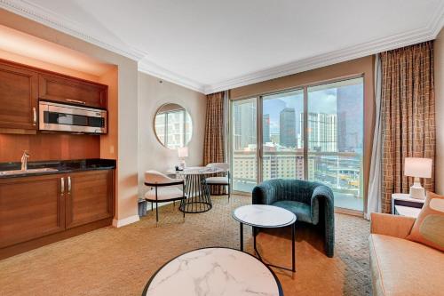 Amethyst Suite II Balcony STRIP VIEW MGM Signature, Las Vegas (photo 11)