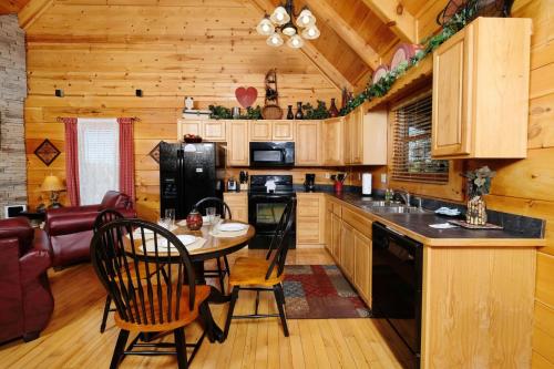 Unforgettable 1BR Cabin, Perfect Getaway in Pigeon Forge, USA