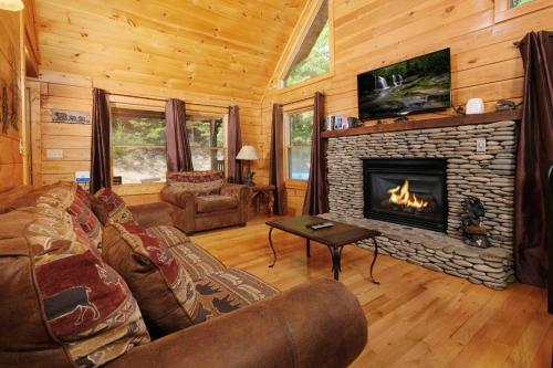 Thunder Bear Hideaway 2BR Cozy Cabin in Pigeon Forge, USA