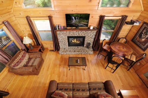 Thunder Bear Hideaway 2BR Cozy Cabin in Pigeon Forge, USA