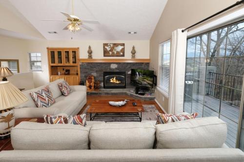 Skinny Bear Lodge Luxe 3BR near Dollywood in Sevierville, USA