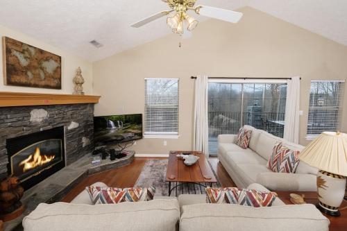 Skinny Bear Lodge Luxe 3BR near Dollywood in Sevierville, USA