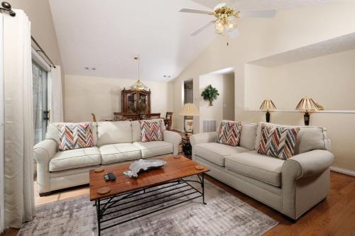 Skinny Bear Lodge Luxe 3BR near Dollywood in Sevierville, USA