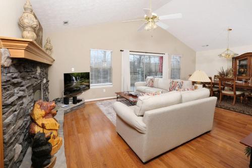 Skinny Bear Lodge Luxe 3BR near Dollywood in Sevierville, USA